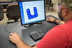 学生在坎贝尔堡校园实验室从事CAD程序
