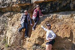 学生在另类休息旅行中考察岩壁