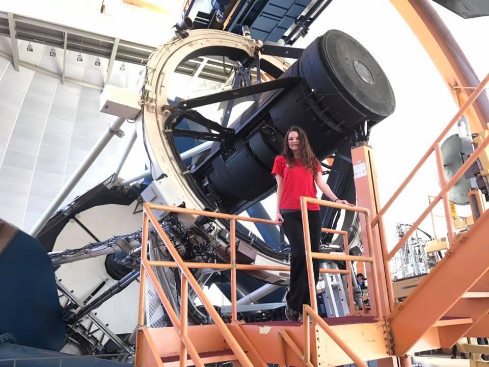黛博拉在智利拿着望远镜拍照